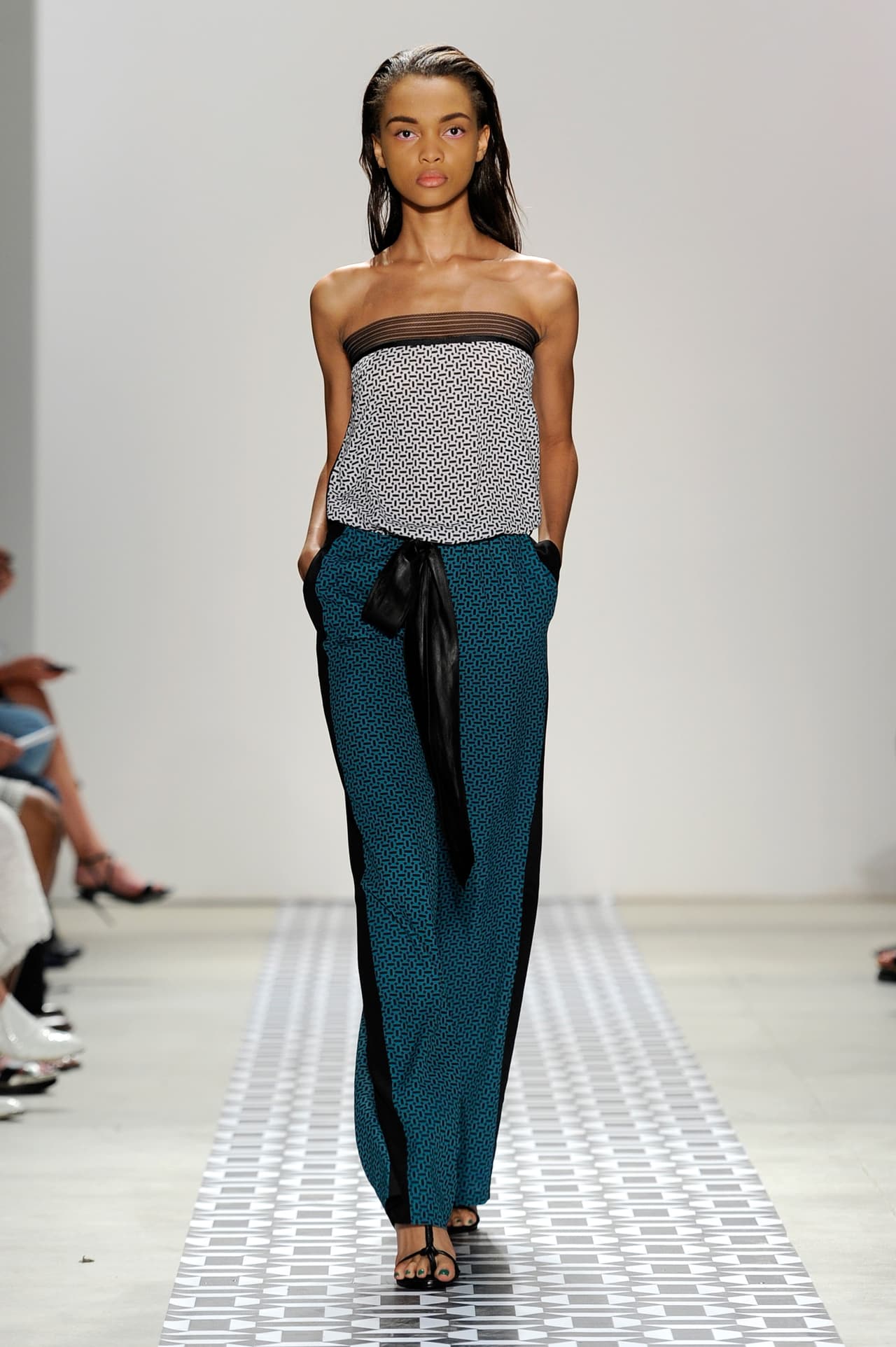 Ohne Titel sigue al pie de la letra la promesa de los hombros descubiertos como una tendencia.