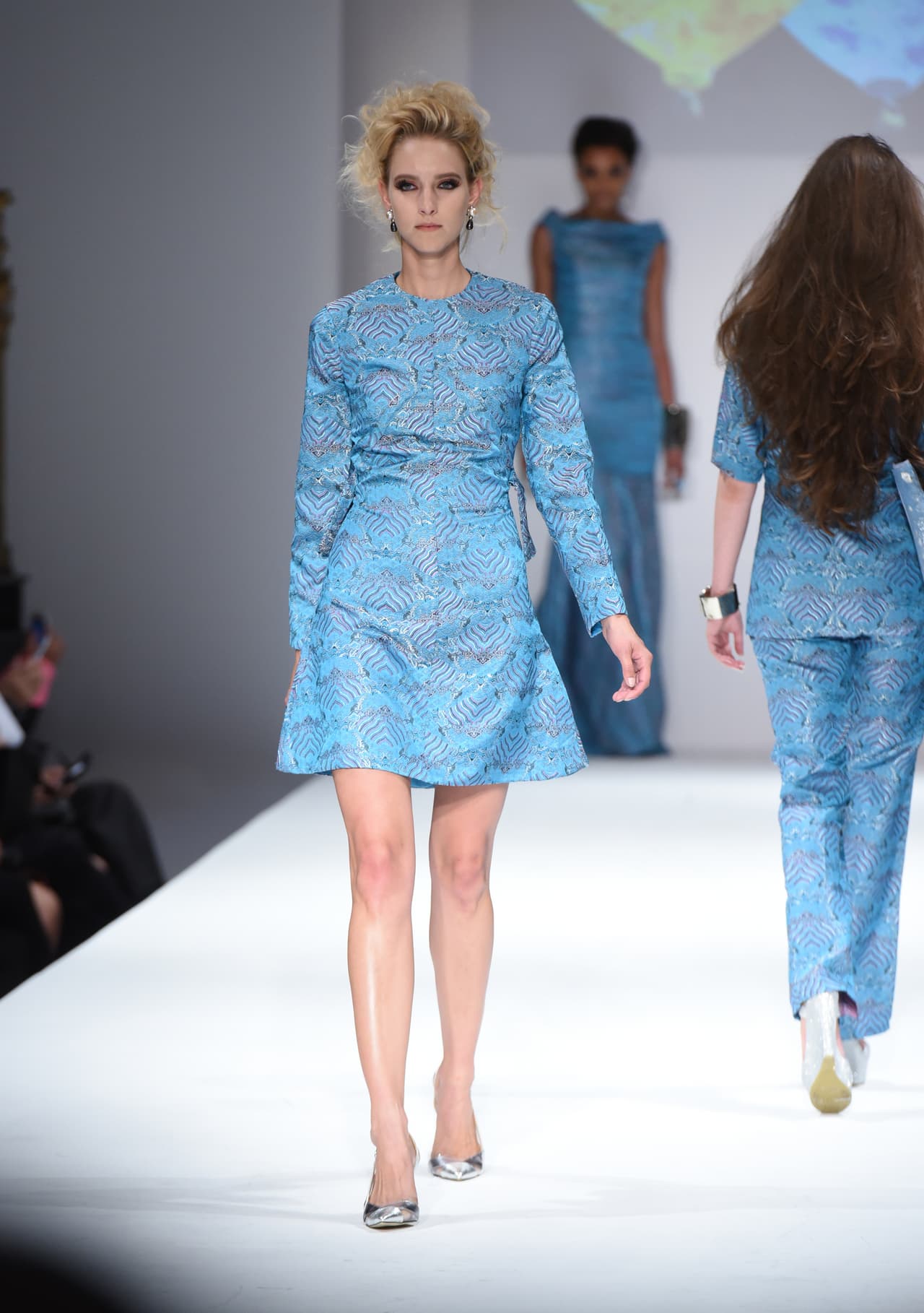 Las telas con relieves y las flores junto con los colores rosa y azul fueron sus mejores aliados.