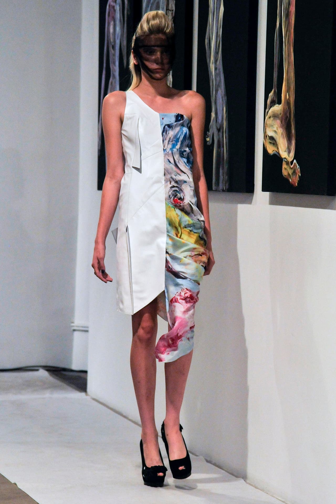 Los estampados en flores y los colores ocres se vieron muchísimo aquí y le agregó lo que conocemos como ´appliqué´ de una manera muy chic.