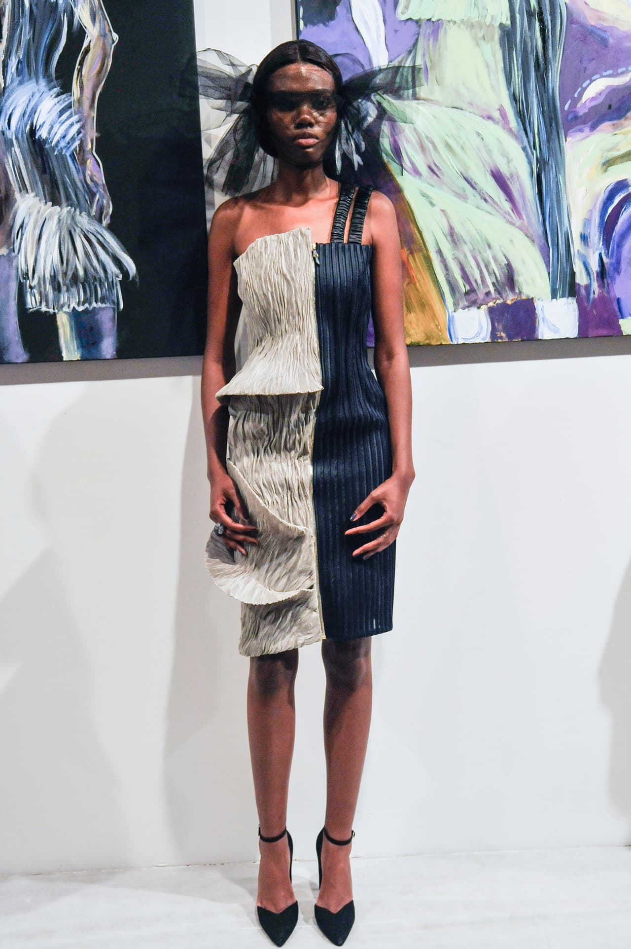 La cual mostró vestidos con diseños y telas diferentes en cada mitad de ellos. Lo que hace una gran combinación en una sola pieza.