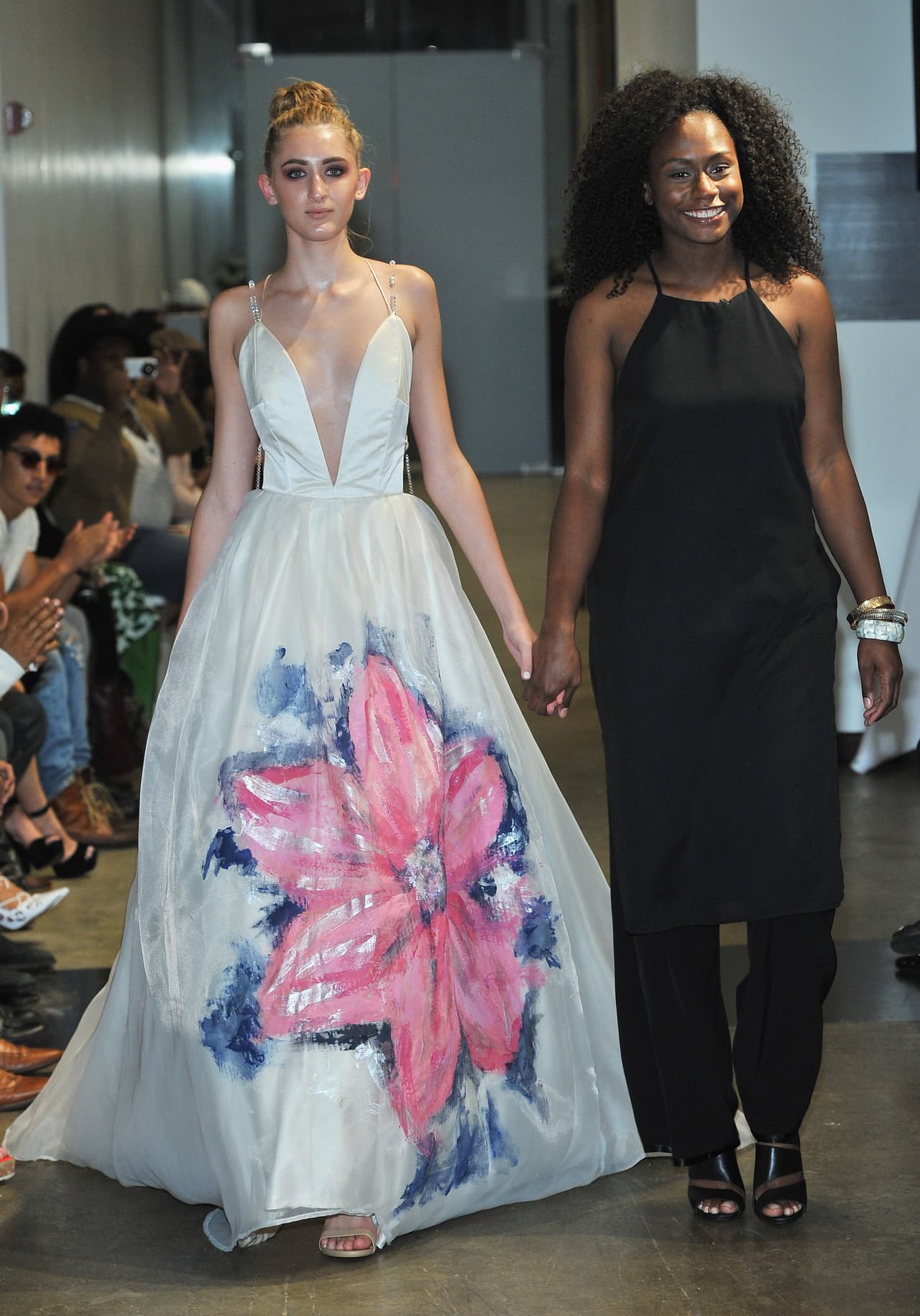 Ayasa apuesta por las flores en grandes estampados, mismas que se ven ultra femeninas.