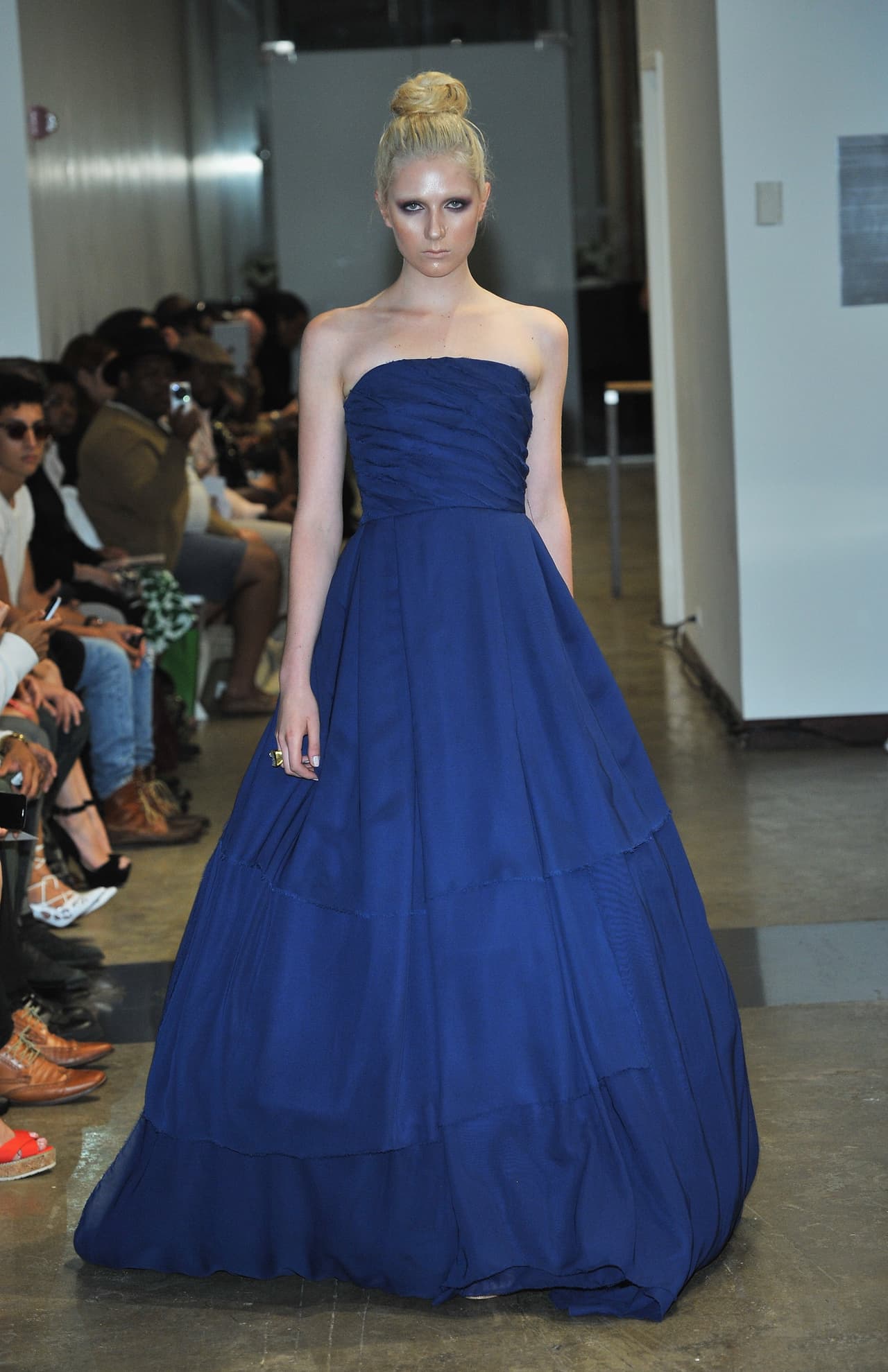 Los escotes rectos y en v dominaron esta pásatela.