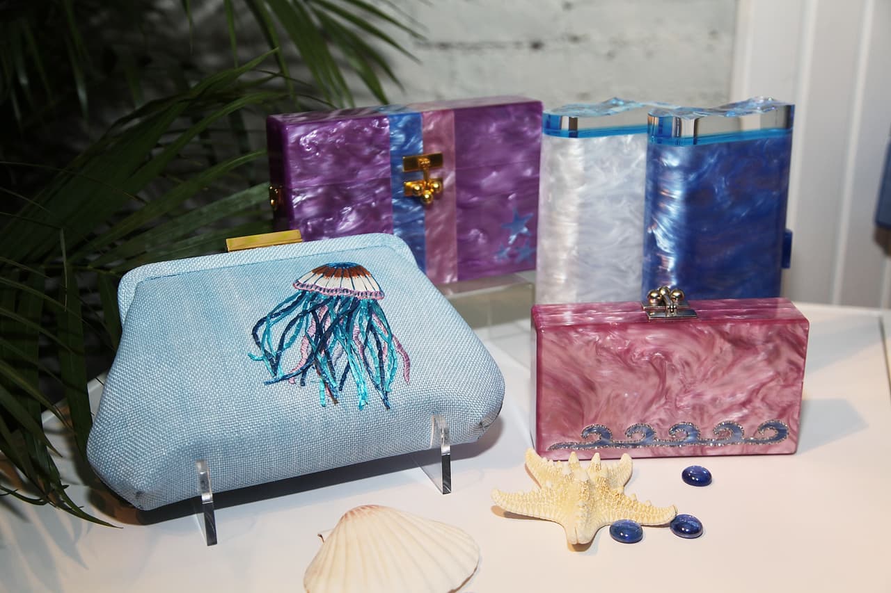 Eddie Parker presentó su línea de bolsos muy ‘fashionistas’ con muchos adornos referentes al mar.