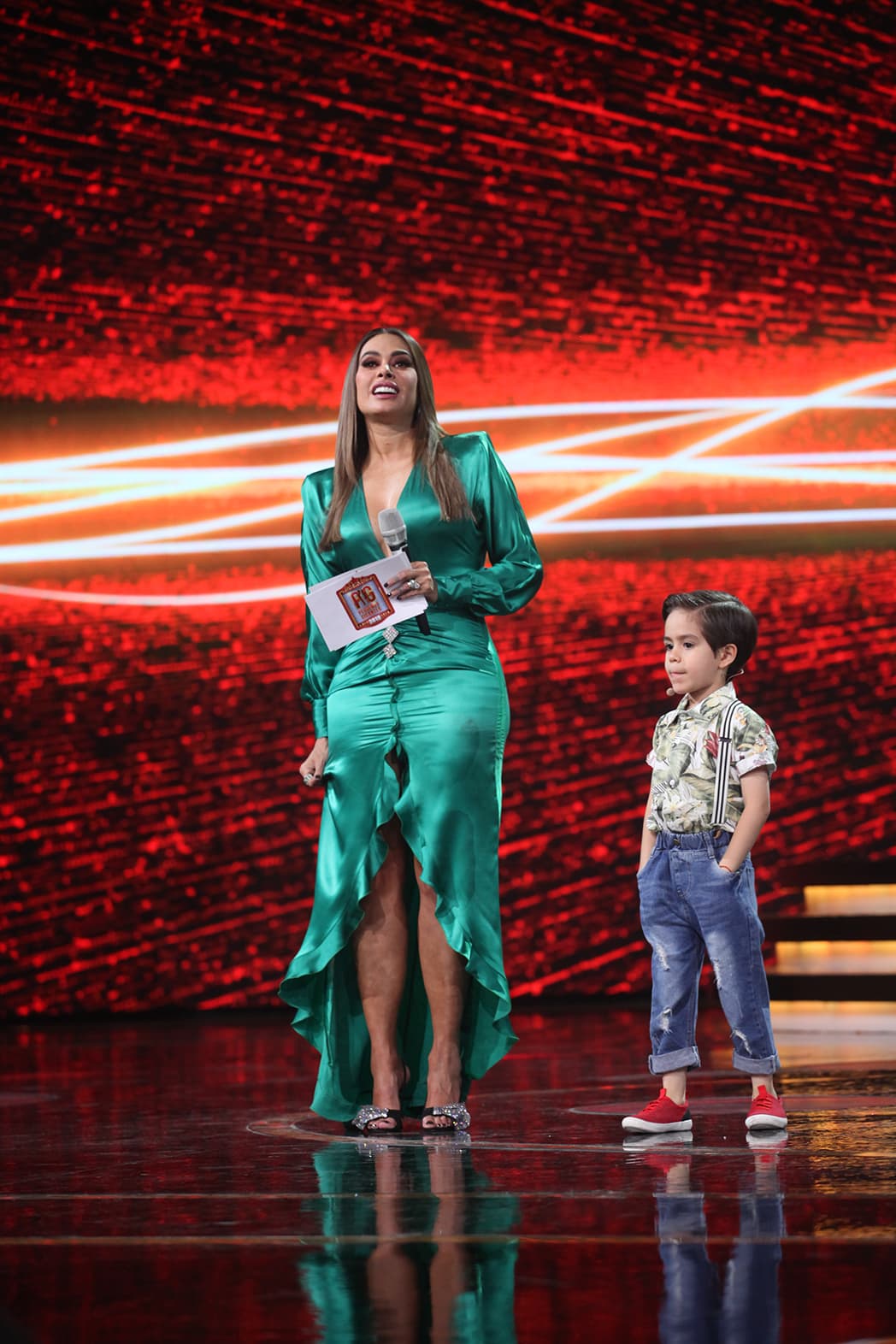 Ahora era momento de que el capitán, Mateo, presentara cómo había sido el día que compartió con Albertano, quien 
<b><a href="https://www.univision.com/shows/pequenos-gigantes/mateo-se-convierte-en-el-mas-mejor-amigo-de-albertano-en-este-exotico-paseo-video">decidió llevarlo a conocer la Ciudad de México </a><a href="https://www.univision.com/shows/pequenos-gigantes/mateo-se-convierte-en-el-mas-mejor-amigo-de-albertano-en-este-exotico-paseo-video">en transporte público,</a> la pareja terminó comiendo tacos en la calle.</b>