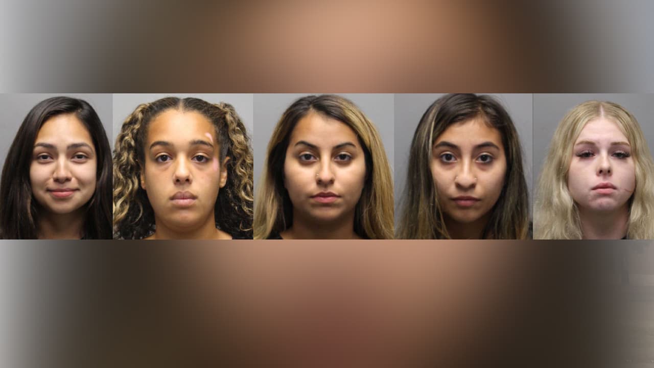 Arrestan a cinco jóvenes, entre 17 y 20 años, que llegaron a la cuadra 9500 de Forest Timbers Circle para golpear a otra mujer, según la policía.