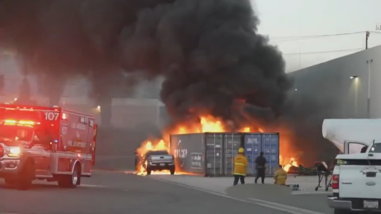 El choque vehicular dejó dos personas muertas y varias heridas, de acuerdo con reportes de las autoridades. Los lesionados fueron trasladados a hospitales.