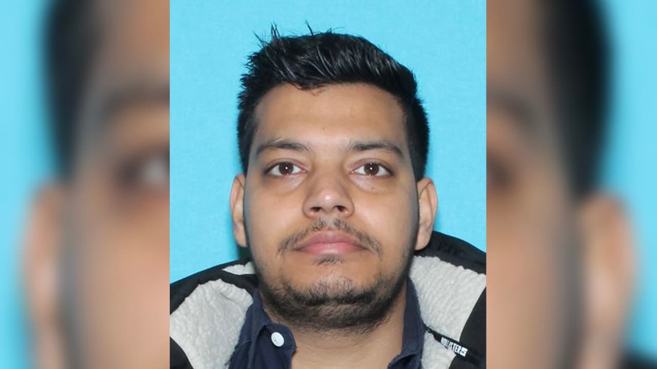 Shivek Suri, de 28 años. Mide 5 pies 11 pulgadas, pesa 198 libras, tiene ojos cafés oscuro y cabello negro. Se busca por indecencia por contacto sexual con un niño. Última ubicación conocida: Houston, Texas.