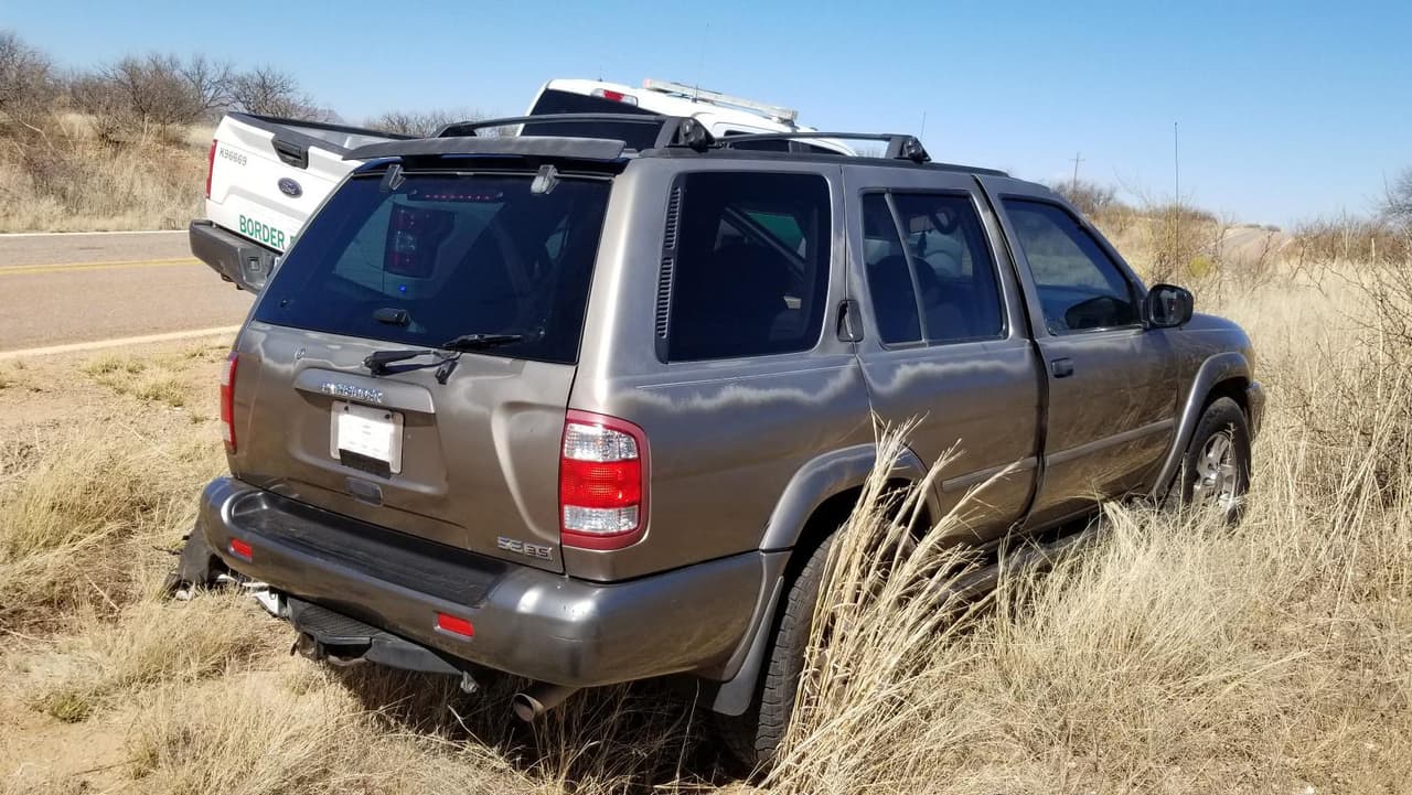 Un SUV se detuvo abruptamente en la SR-286 y varias personas huyeron del área cuando el conductor observó que un agente de la estación de Tucson lo seguía.