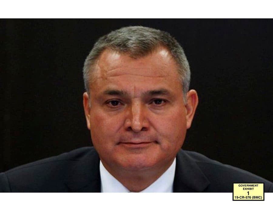 Genaro García Luna con un traje obscuro, cuando era titular de la Secretaría de Seguridad Pública de México durante el sexenio del presidente Felipe Calderón (de 2006 a 2012). Esta foto es parte de las evidencias del Departamento de Justicia.