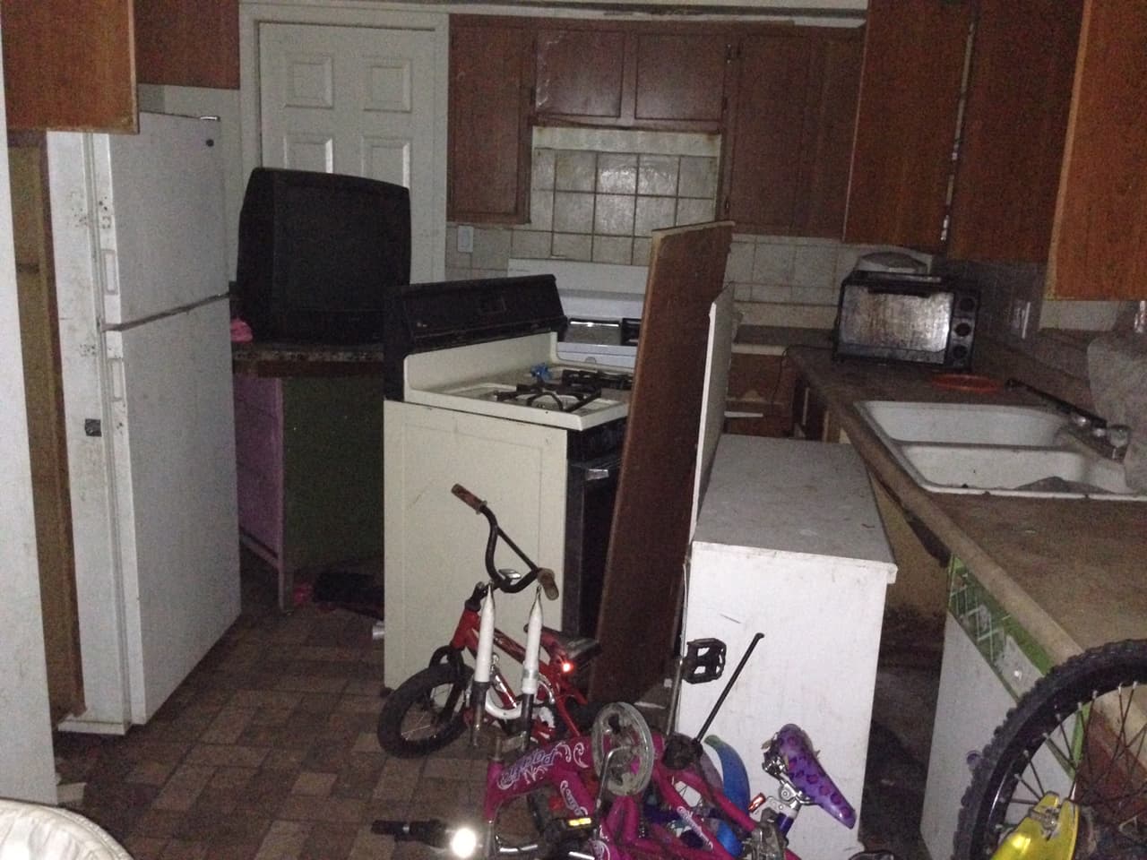 En esta cocina las autoridades no encontraron comida suficiente para los habitantes de la casa.