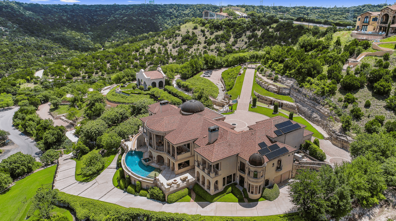 La propiedad cuenta con siete habitaciones, 10 baños y un extenso lote de 25 acres.