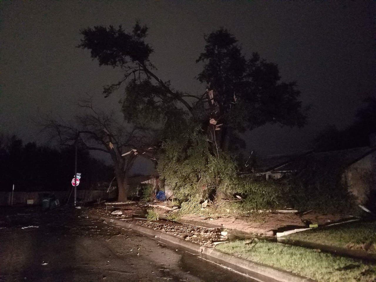Tormentas y tornados en el centro de Texas dejan decenas de casas dañadas y a miles sin electricidad por horas