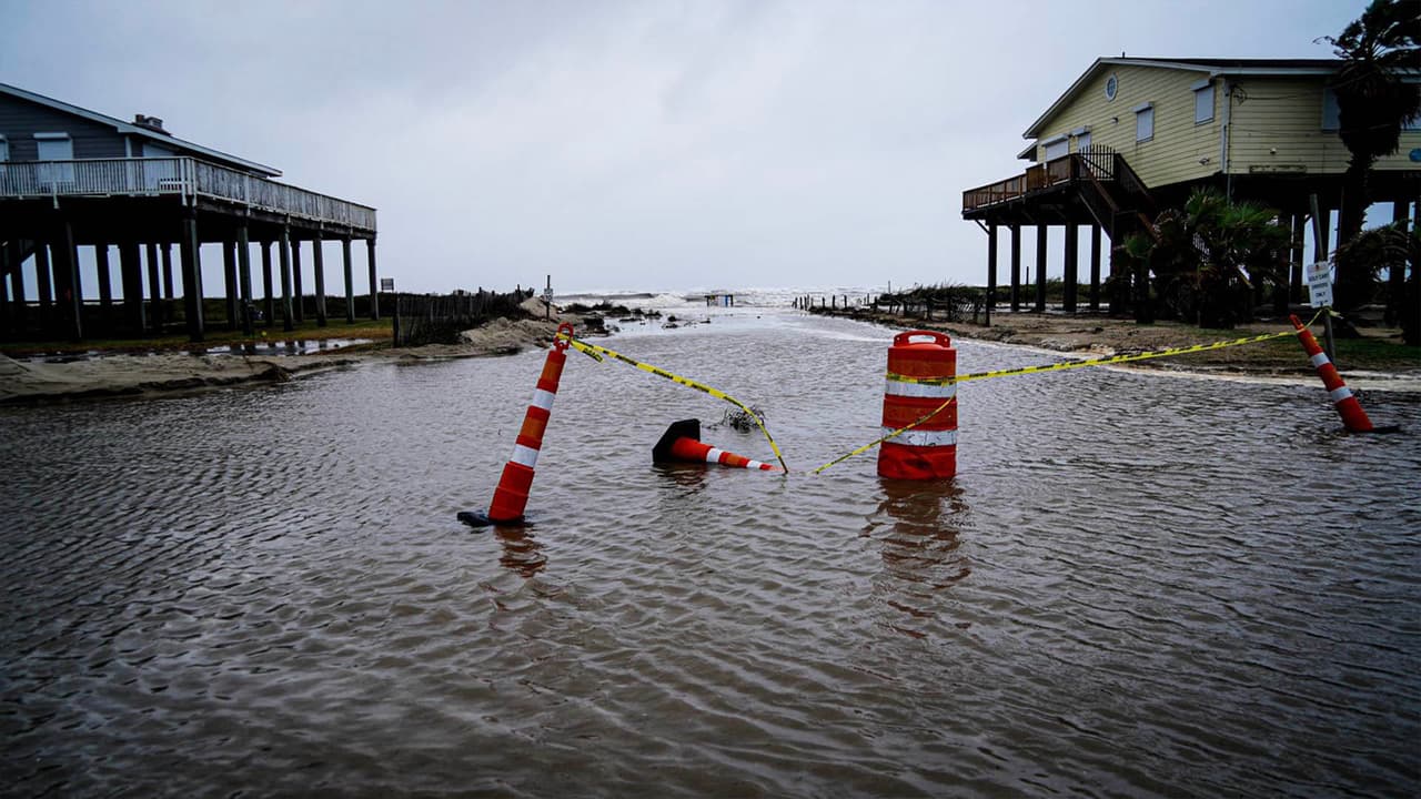 Jamaica Beach es una de las zonas que sus calles estaban inundadas a pesar de que la tormenta aún no toca tierra.