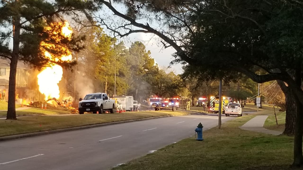 El fuego provocó que casas cercanas al lugar se quedaran sin servicio de eléctrico y gas. El Boulevard Gleannlock Lakes y Spring Cypress fueron cerrados a la circulación por los equipos de emergencia. 
<br>