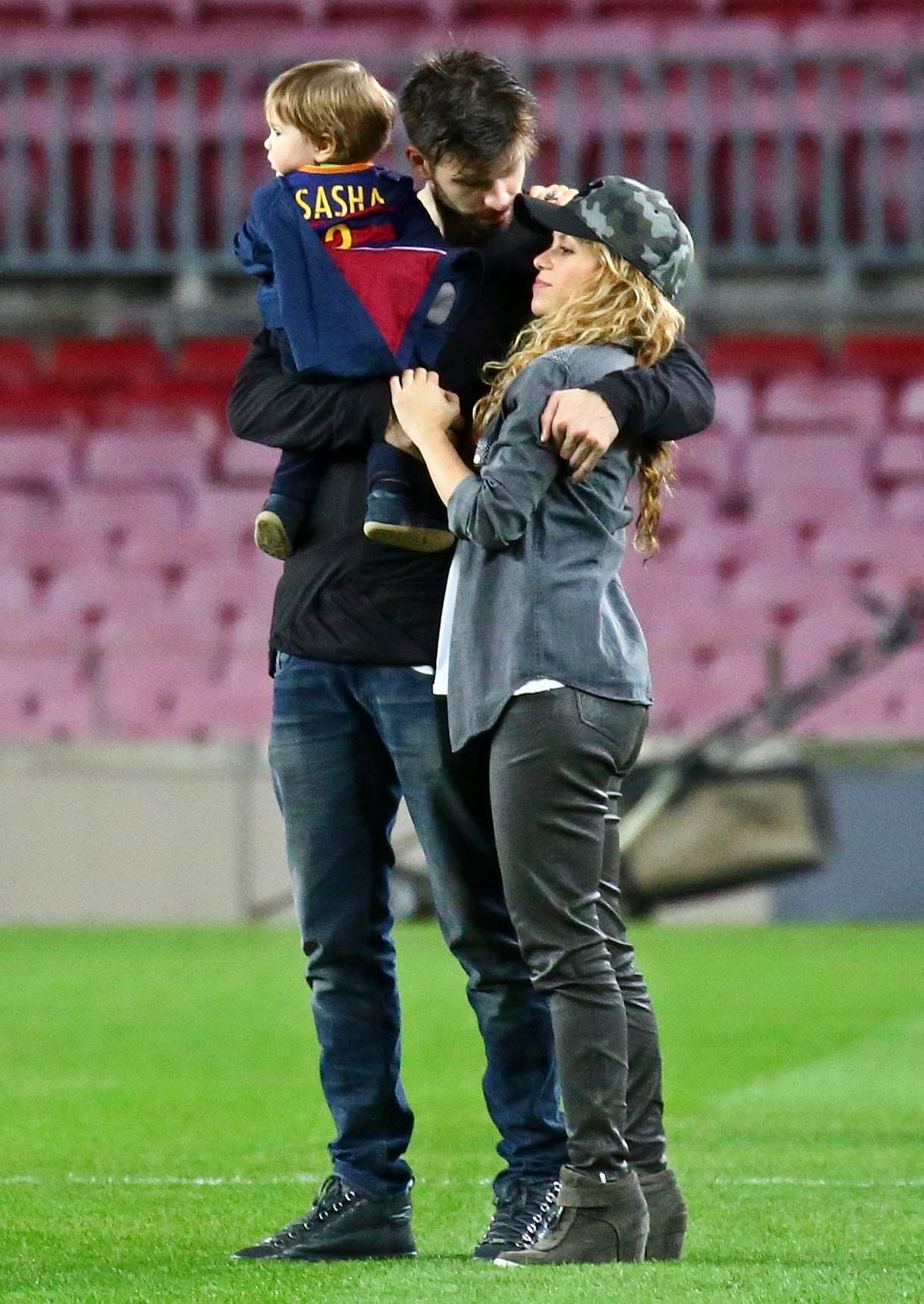 Gerard cargaba al pequeño Sasha, quien lucía su playera personalizada.