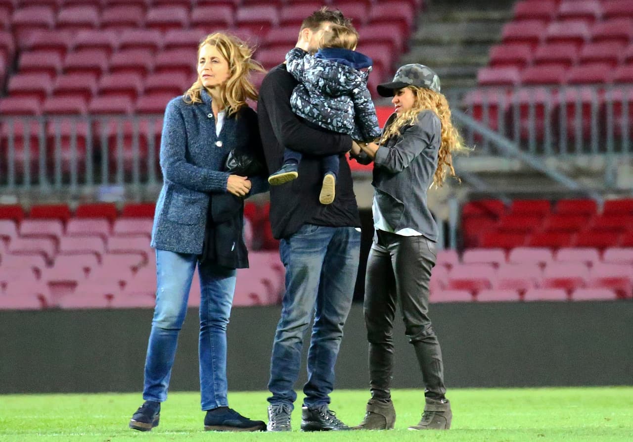Los famosos con sus pequeños en el campo de fútbol del Barcelona.