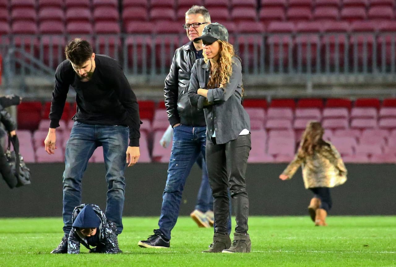 En un momento dejaron que el pequeño Sasha jugara en el pasto.
