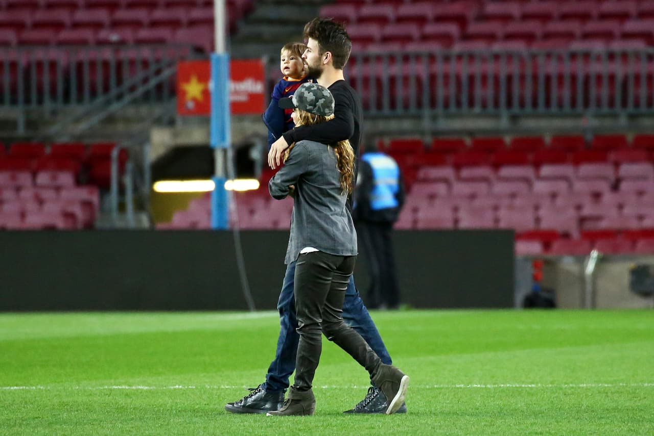 Caminaron por el campo del Barcelona muy cariñosos.