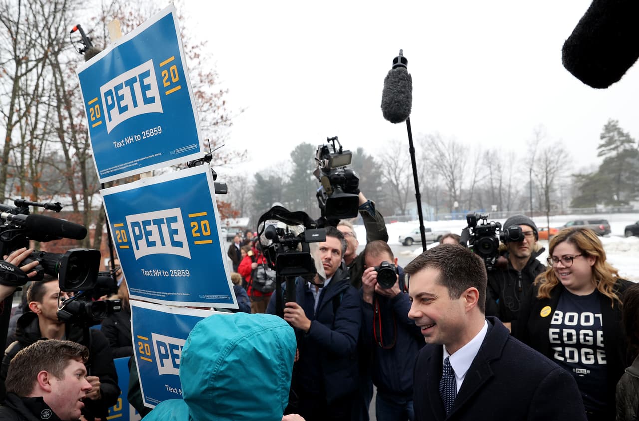 En un paisaje completamente nevado Buttigieg saluda a un grupo de partidarios frente a una escuela de Nashua, una ciudad de alrededor de 90,000 habitantes del sur del estado. El ex alcalde de South Bend, Indiana, de 38 años, comienza el día como el favorito centrista.
