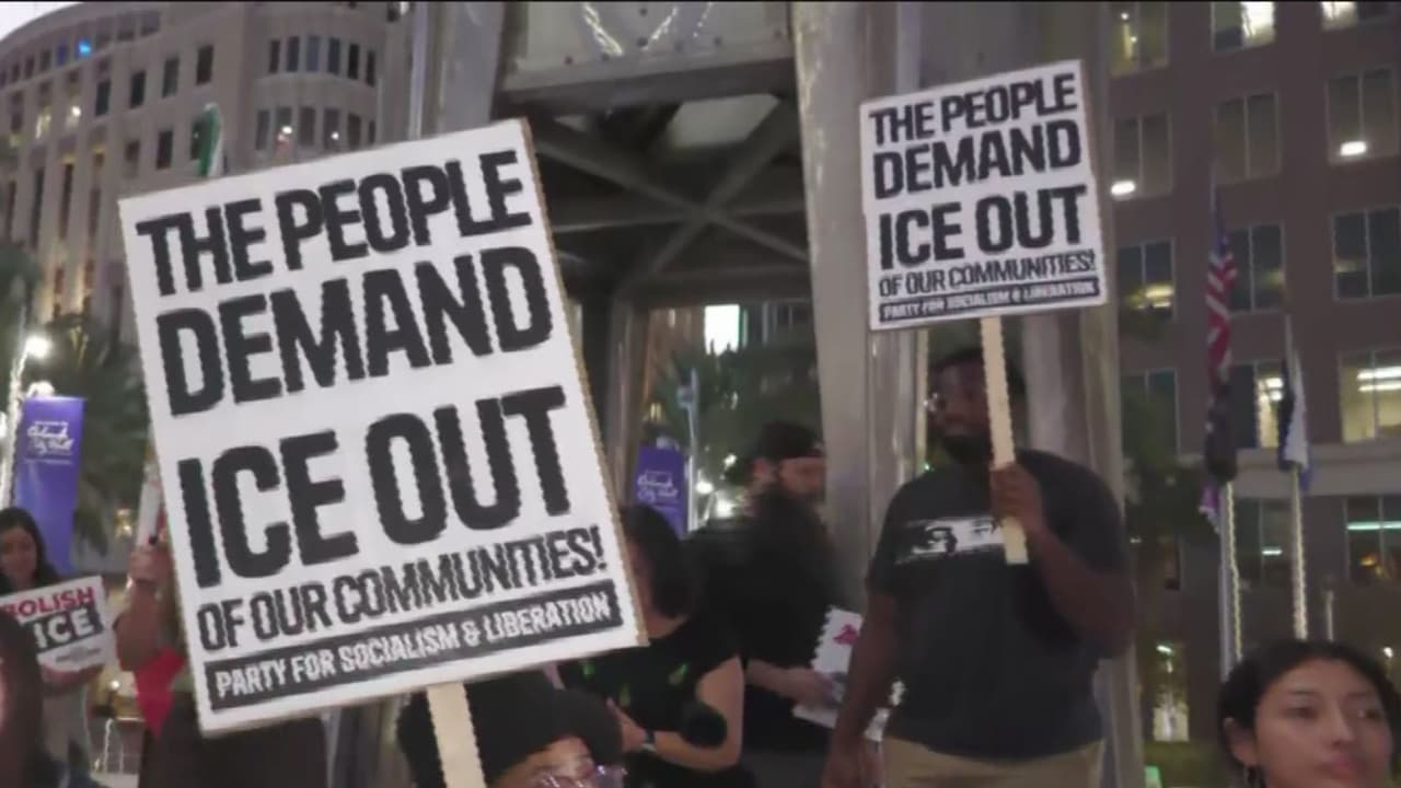 Protestan en Orlando por muerte de mujer baleada por agente de ICE en Minneapolis