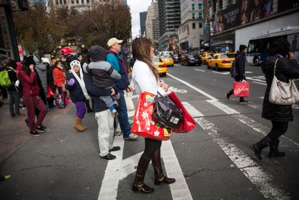 Como a muchos, a esta chica que camina por Herald Square, en NY, no le importó mucho el frío y salió valiente a hacer compras.