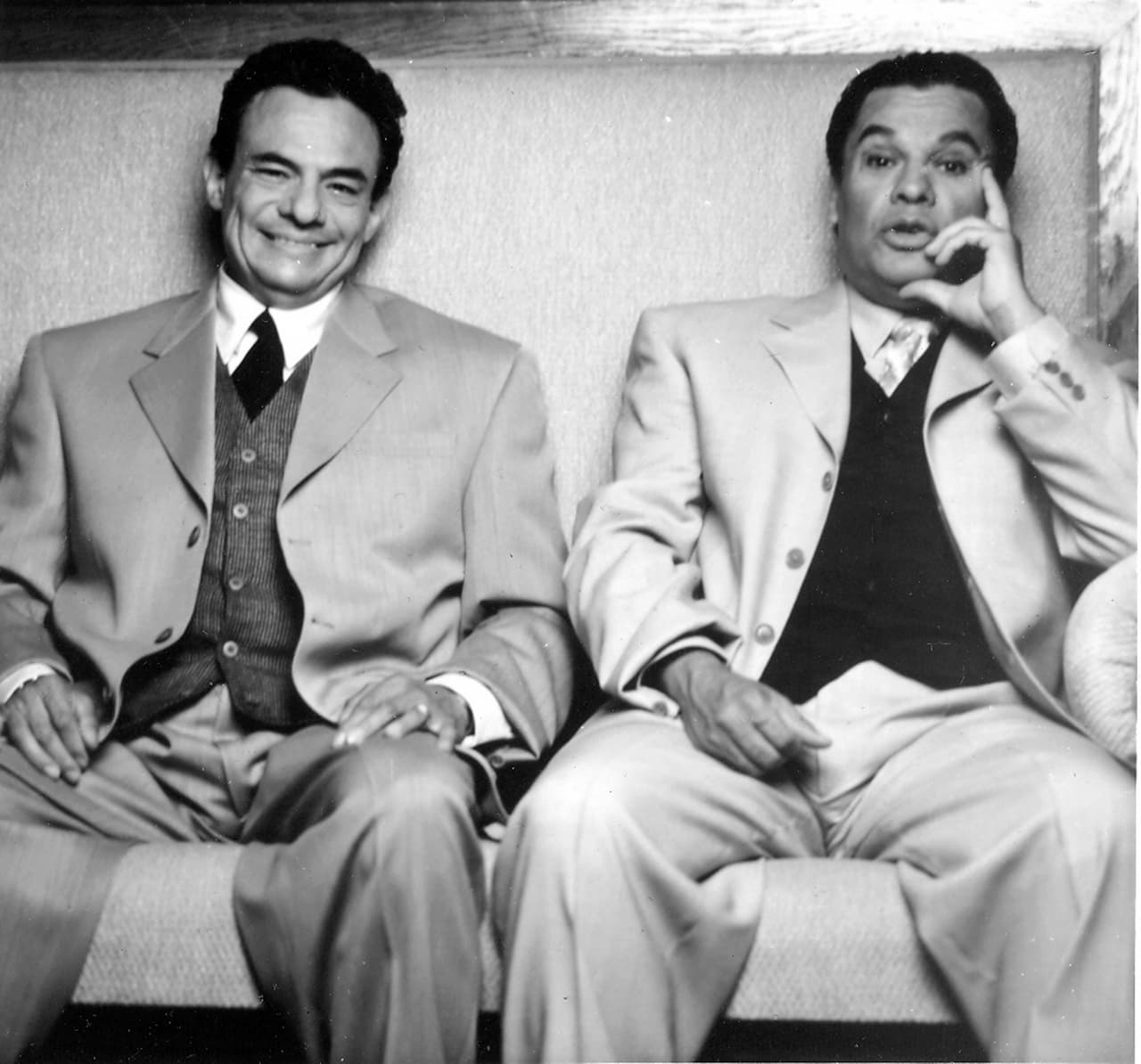 1979, una imagen que captura a dos leyendas de la música latinoamericana y mundial: José José y Juan Gabriel.