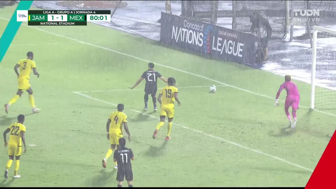 ¡TIRO ATAJADO! disparo por Diego Lainez.