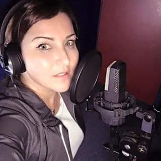 Aún en las grabaciones, Alicia le permite un respiro a su tersa piel.