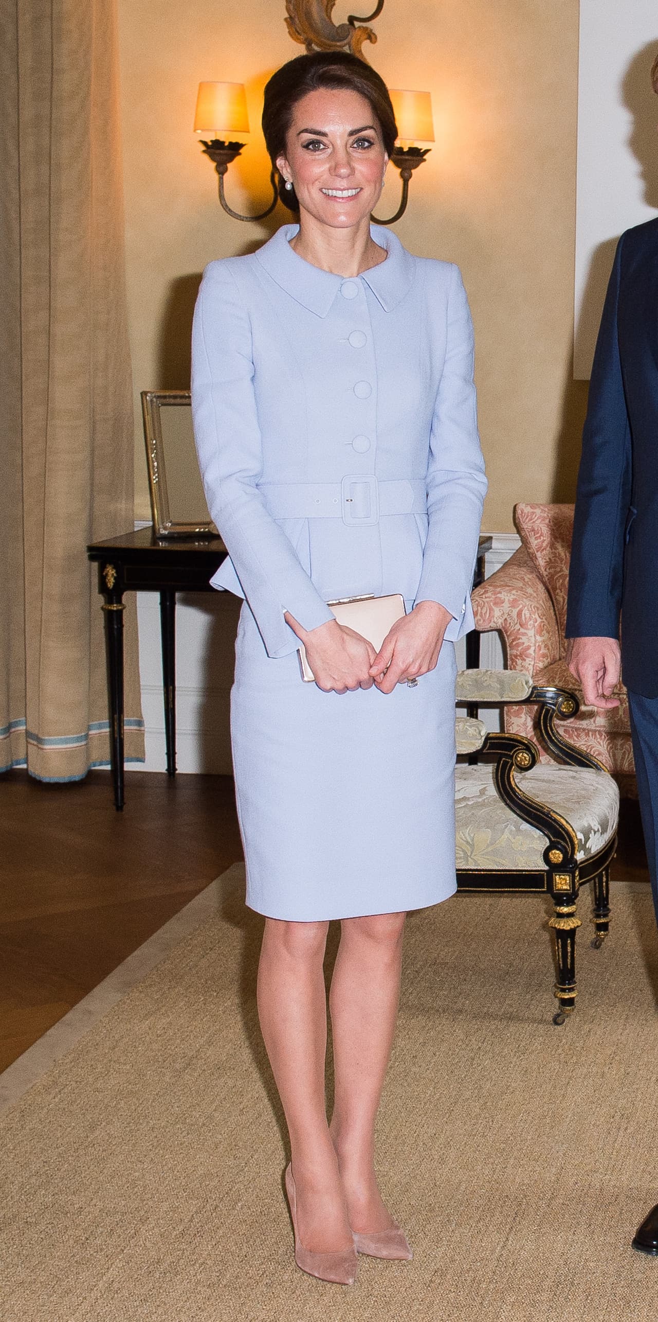 El outfit es de la diseñadora británica Catherine Walker.
