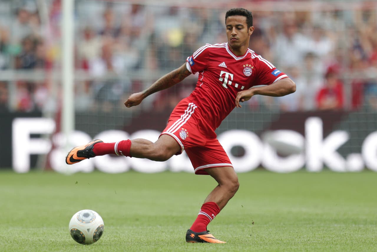 En su debut profesional con el FC Barcelona, el español entró de cambio por el islandés Eiður Guðjohnsen.