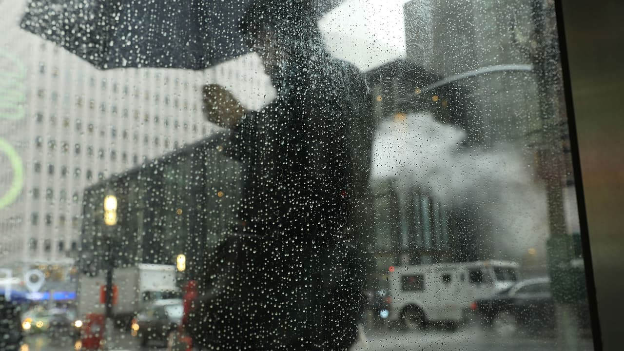 Torrencial aguacero provoca la cancelación de al menos 300 vuelos en Nueva York y Nueva Jersey