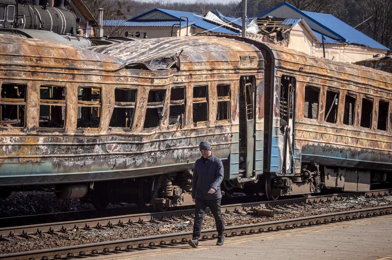 En Trostianets, después de semanas de ocupación e intensos combates, muchos residentes parecían haber perdido todo sentido de la normalidad. En la foto, un hombre camina frente a un tren destruido en la estación de Trostianets.