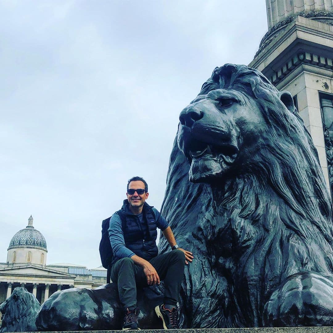 Otras de sus vacaciones las tomó en Reino Unido, y aquí lo vemos posando en la ciudad de Londres.