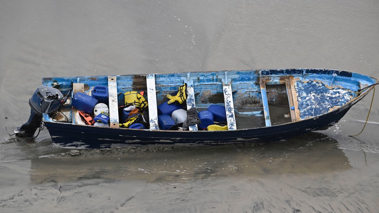 Un pequeño bote que presuntamente transportaba migrantes 
<a href="https://www.univision.com/local/los-angeles-kmex/tres-muertos-nueve-desaparecidos-encallamiento-bote-san-diego">volcó la madrugada de este lunes</a> frente a Torrey Pines, en San Diego, dejando 
<b>tres personas muertas y al menos nueve más desaparecidas.</b>