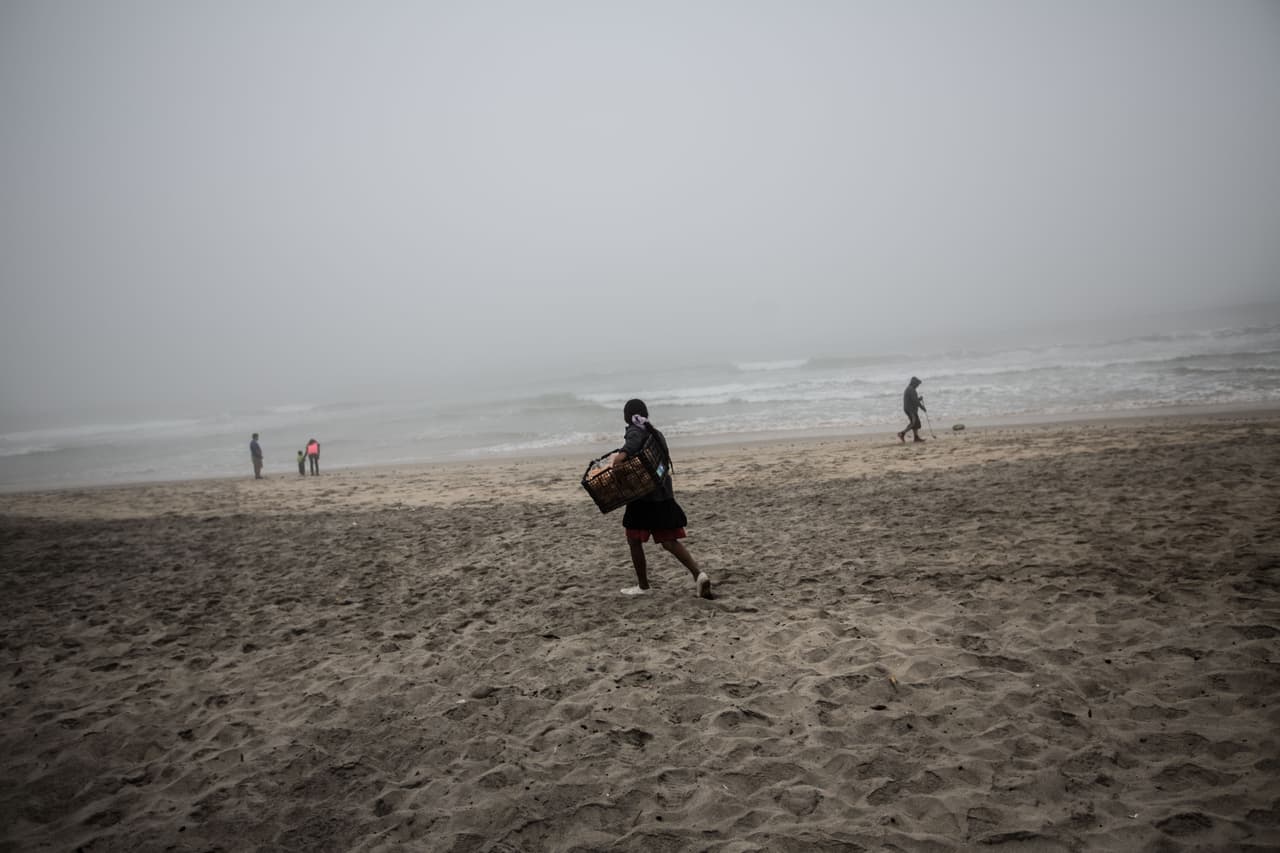 Una vendedora ambulante a pocos metros de la frontera en Tijuana un día de niebla. Los días de niebla incrementan los intentos de cruce a Estados Unidos.