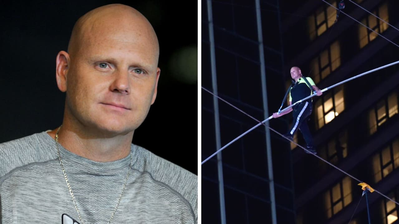 Hombre camina sobre cuerda floja de un edificio a otro sin protección: video aterra a TikTok