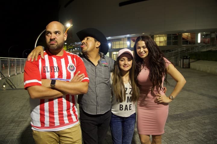 La foto del recuerdo después de hacer la invitación al estilo "Invitación XV años Rubí".