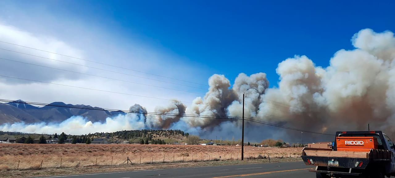Temporada de incendios: una 'pared de fuego' amenaza a más de 700 hogares en Arizona 