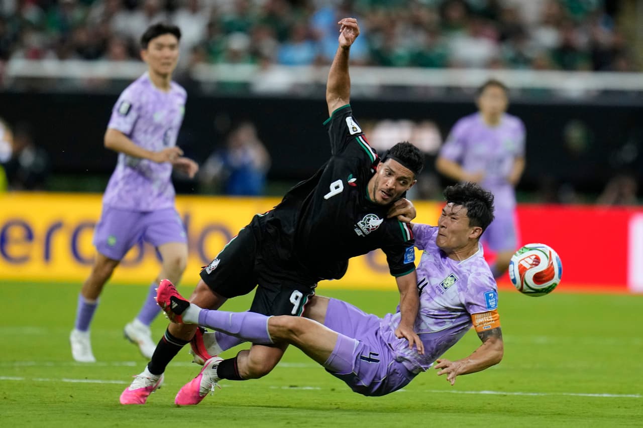 El mexicano Raúl Jiménez (9), en el centro, disputa el balón con el surcoreano Kim Min-jae (4) durante el partido de fútbol del Grupo A de la Copa del Mundo entre México y Corea del Sur en Zapopan.