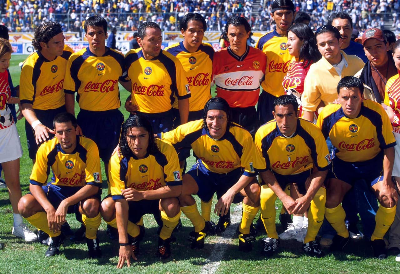 Durante la campaña Verano 2002 las Águilas conquistaron su primer título en el formato de torneos cortos tras imponerse Necaxa. Este uniforme azulcrema es memorable, sobre todo, por la forma en la que lo consiguieron con gol de oro.