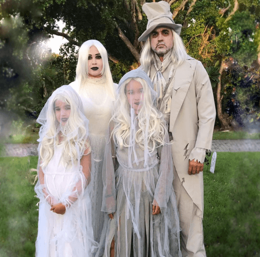 ¡Los espíritus chocarreros! La familia completa salió a dar miedo vestidos de fantasmas.