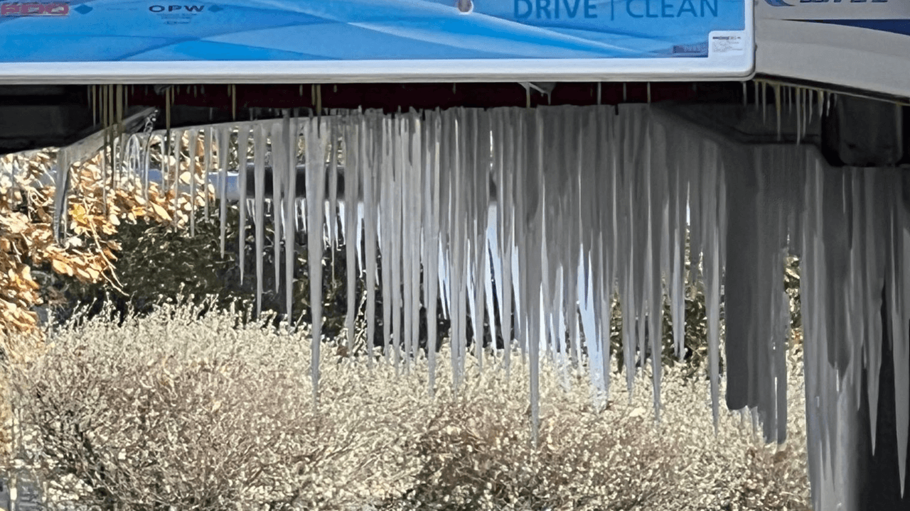Incluso, un autolavado en Babcock Road se congeló y había conos en la entrada para que no fuera usado.