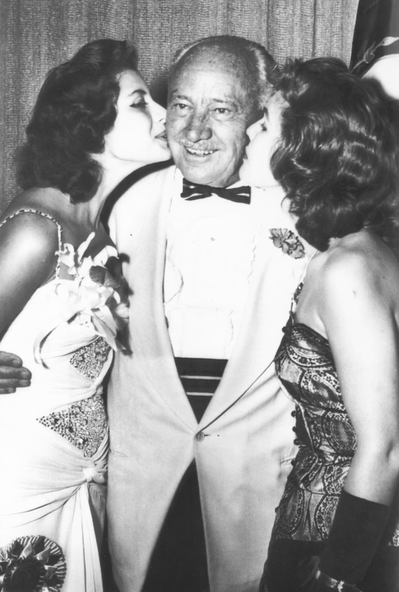 José Bono, expresidente del Congreso español, relató en su más reciente libro, 
<b><a href="https://www.amazon.es/Se-levanta-sesi%C3%B3n-%C2%BFQui%C3%A9n-verdad-ebook/dp/B07Y2FLFJS" target="_blank">'Se levanta la sesión, ¿quién manda de verdad?'</a></b>, que el monarca le confió que por aquellos años trató de mantener comunicación vía postal con Zender (a la izquierda).