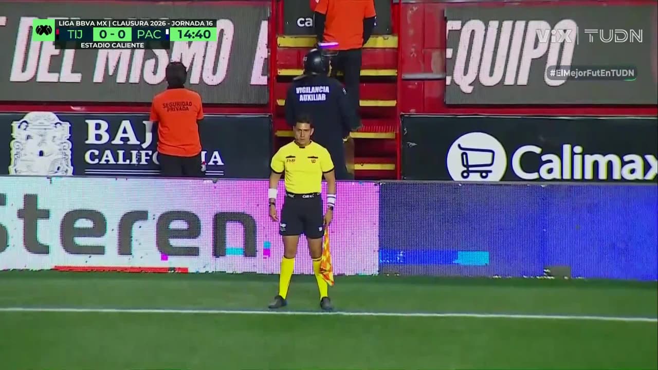 ¡Se le escapa el gol a Gilberto Mora! Barrida providencial, aunque se marca fuera de juego
