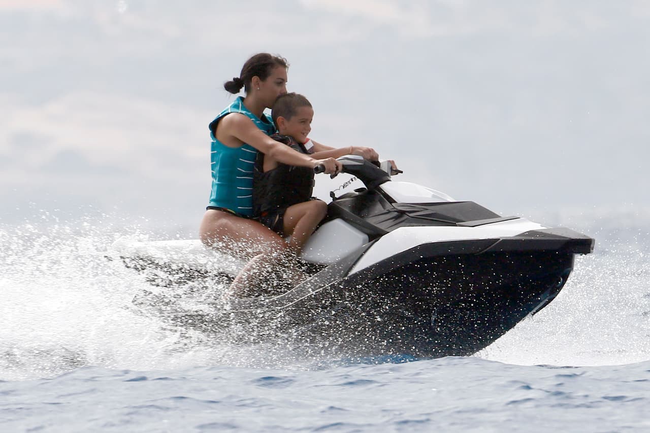 A pesar de su embarazo, la modelo española de 23 años disfrutó montándose en una moto acuática con el pequeño Cristiano Jr.