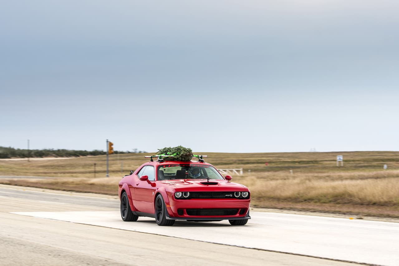 Con sus 707 HP el Challenger Hellcat consiguió alcanzar 174 mph (278 km/h) con el árbol en el techo. Una reducción total de 3 mph (4.8 km/h) frente a la capacidad real de velocidad máxima del auto sin “la decoración”.