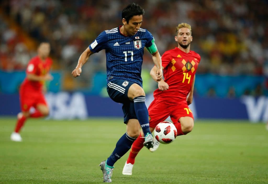 Japón tuvo un 44 por ciento de posesión de esférico en la primera parte y de los jugadores que trataron de tener la pelota en los pies fue Makoto Hasebe (14), aquí marcado por Dries Martins.