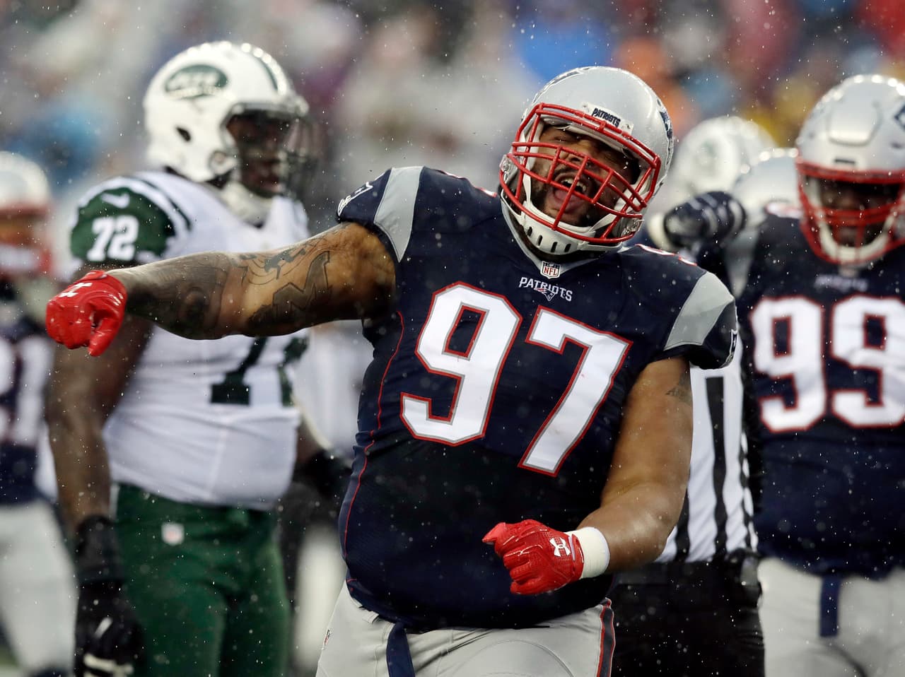 <b>22 DE - ALAN BRANCH: </b>
<i>FIRMADO POR </i>
<b>NEW ENGLAND PATRIOTS</b>
<br>Un gigantesco motor de tierra de 6 pies y 6 pulgadas y más de 320 libras, Branch fue el eje de una defensa de los Patriots que no permitió que un solo corredor volviera a los 90 yardas de la temporada pasada. A los 32 años, está jugando mejor que nunca.