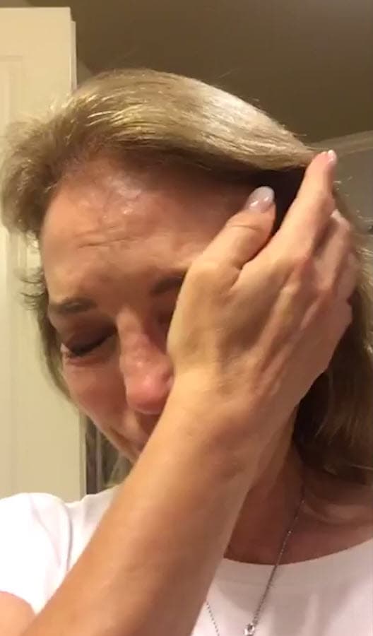 Completamente desconsolada y hecha un mar de lágrimas, la actriz se desahogó con sus seguidores a través de un 'live' en Facebook.
<br>