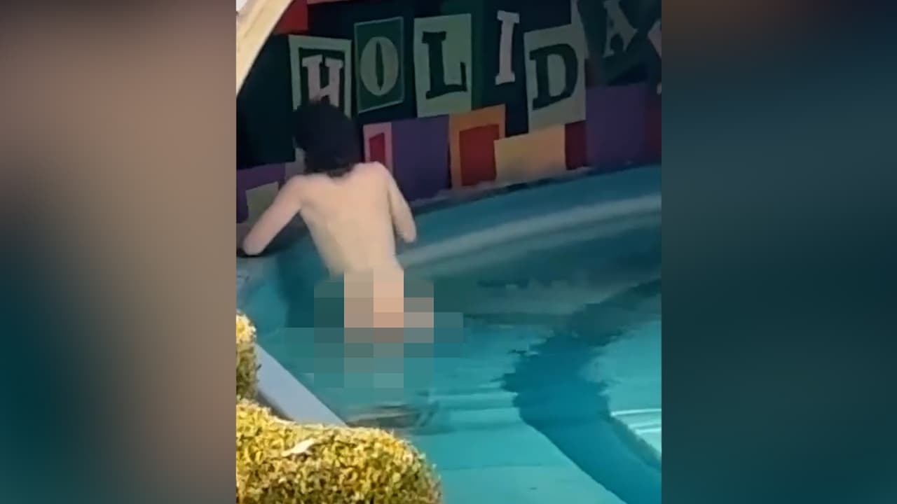 Los funcionarios del parque confirmaron a medios locales que 
<b>el hombre abandonó el vehículo de la atracción mientras esta estaba en funcionamiento.</b>